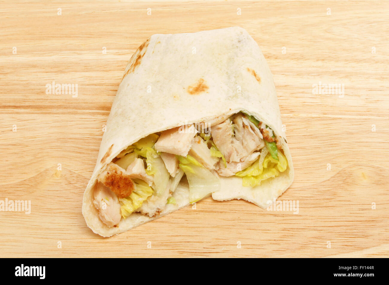 Salade César au poulet wrap sandwich sur une planche à découper en bois Banque D'Images