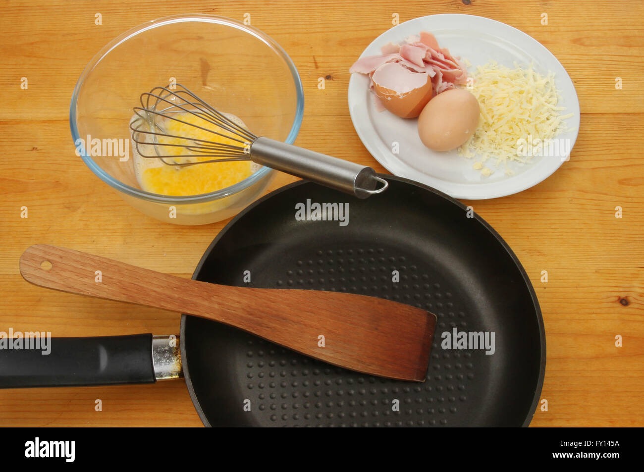 Omelette au jambon et fromage ingrédients avec une poêle sur un plan de travail de cuisine Banque D'Images