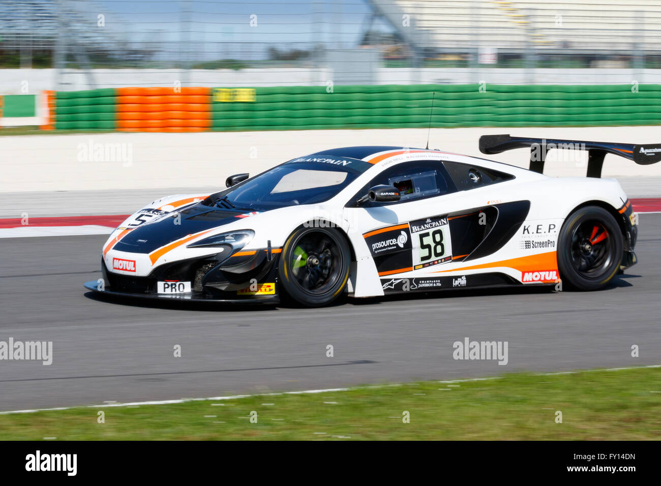 Misano Adriatico, Italie - 10 Avril 2016 : McLaren S 650 GT3 de garage 59,  l'équipe entraînée par Rob Bell et Alvaro Parente Photo Stock - Alamy