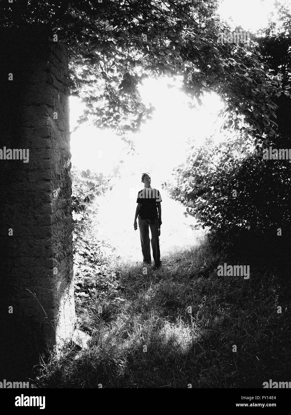 Femme debout dans un jardin près d'un bâtiment Banque D'Images