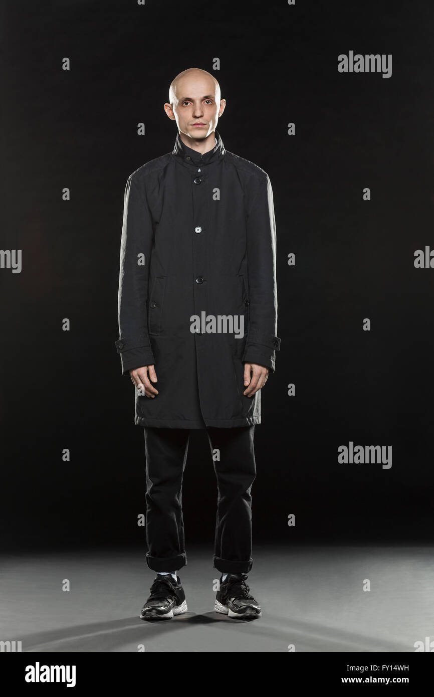 Portrait de l'homme chauve graves sur fond noir permanent Banque D'Images