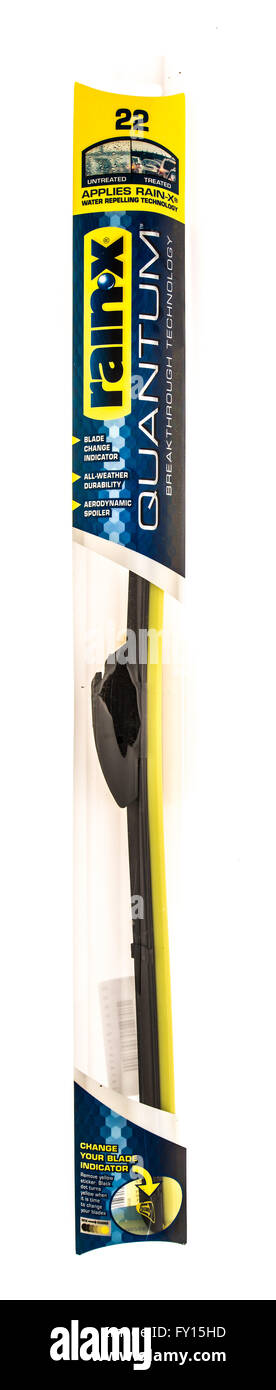 Winneconne, WI - 7 juillet 2015 : le paquet d'un seul quantum x-pluie essuie-lame. Banque D'Images Winneconne, WI - 7 juillet 2015 : le paquet d'un seul quantum x-pluie essuie-lame. Banque D'Images