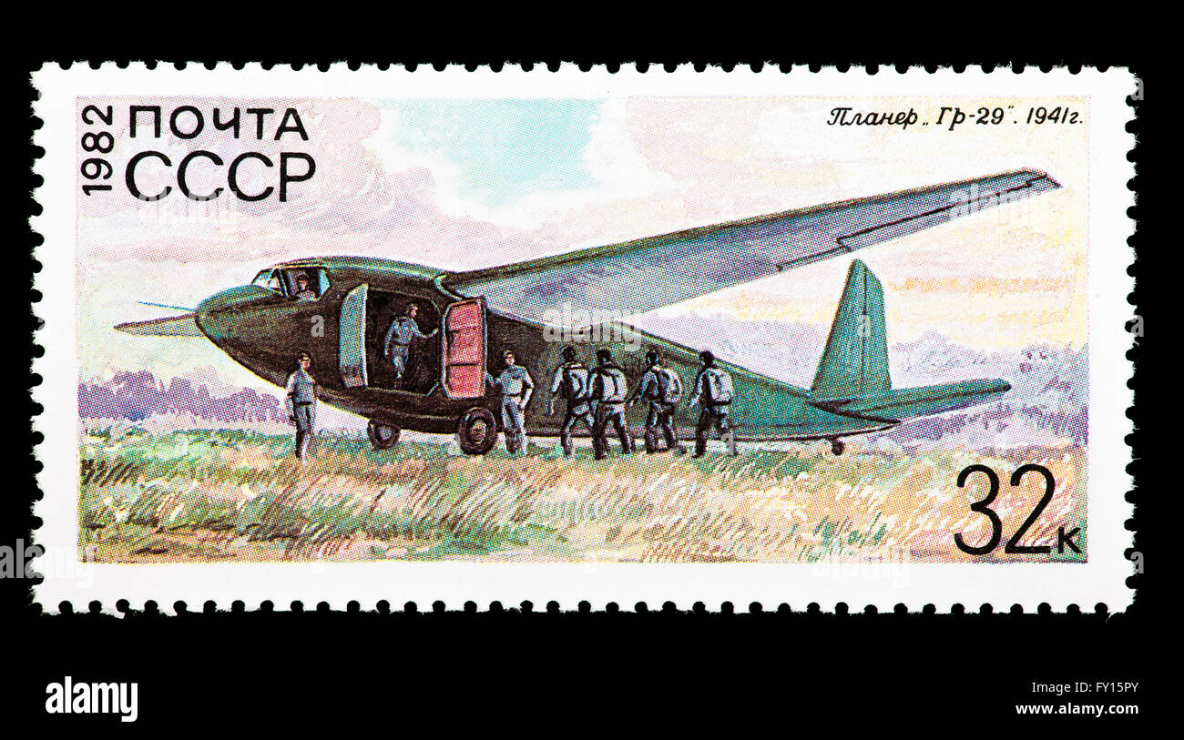 Timbre-poste de l'Union soviétique représentant un GR-29 planeur avion de transport de troupes. Banque D'Images
