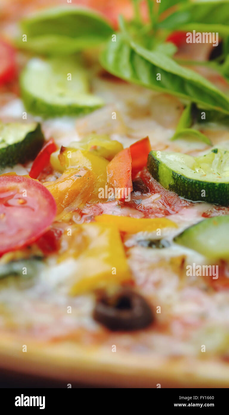 Pizza végétarienne avec feuilles de basilic frais Banque D'Images