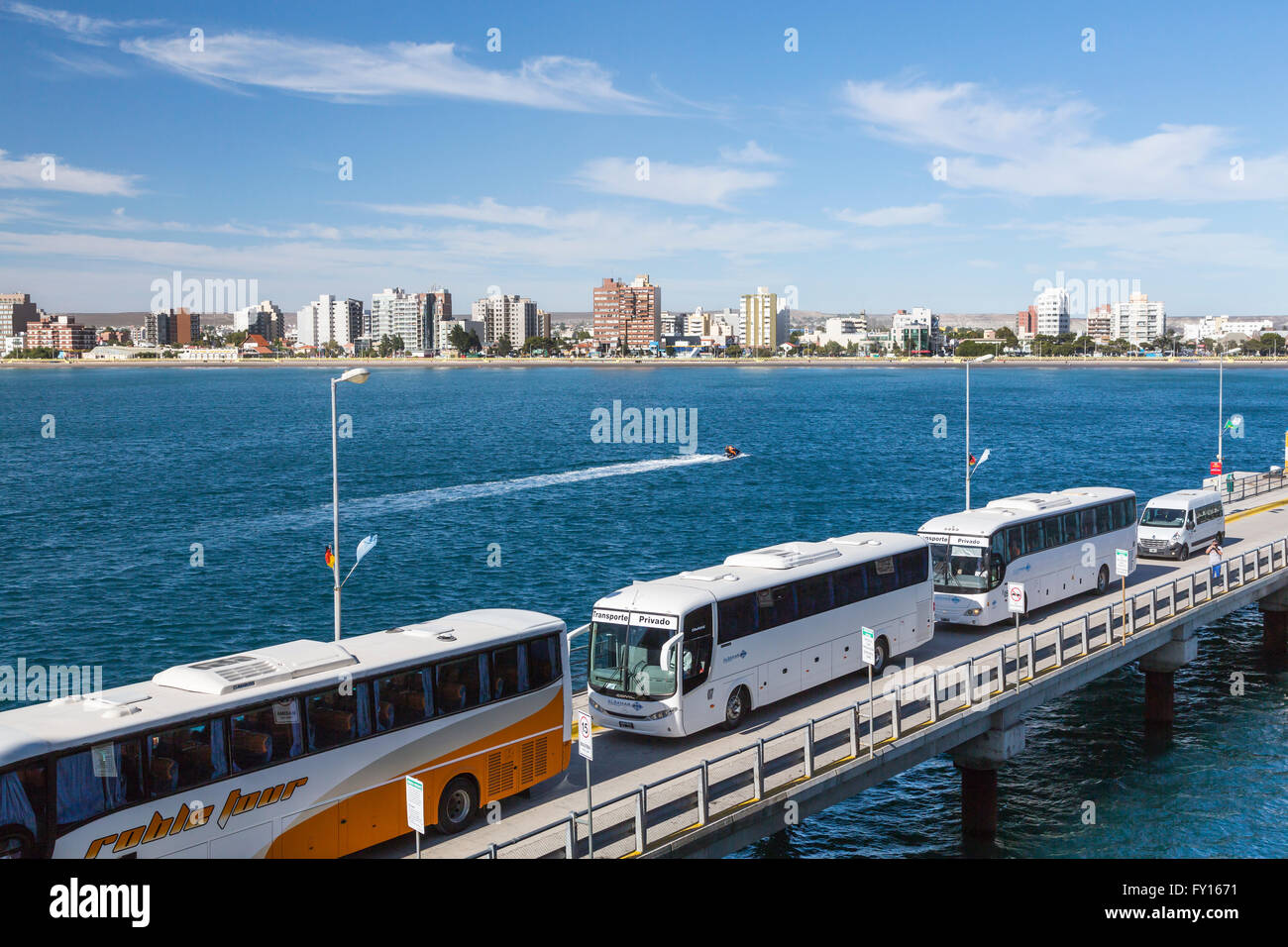 Les bus tours attendre au port de Puerto Madryn, Argentine, Amérique du Sud. Banque D'Images