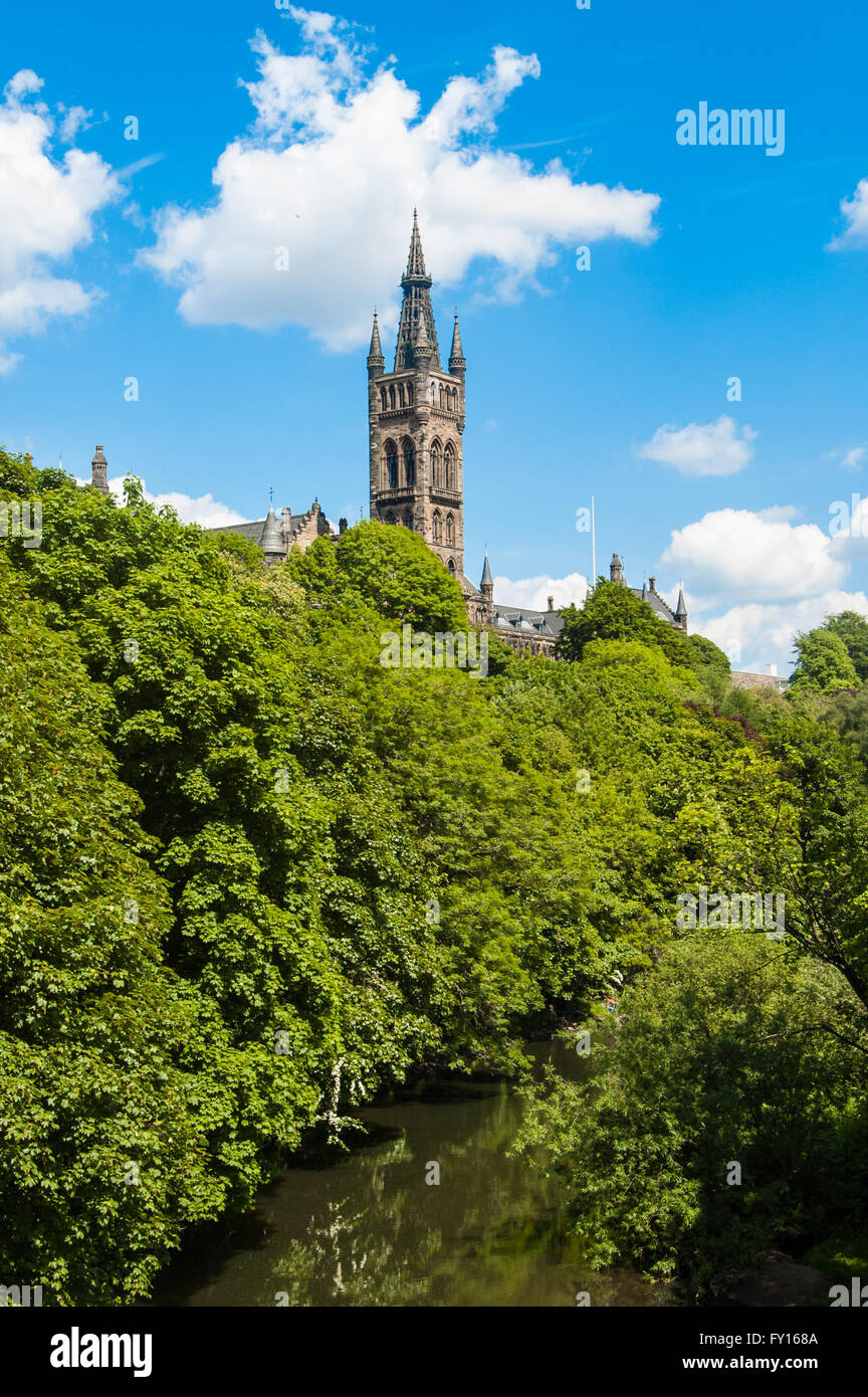 L'Université de Glasgow avec la rivière Kelvin fonctionnant au-dessous, extraite du parc Kelvingrove sur une journée ensoleillée Banque D'Images
