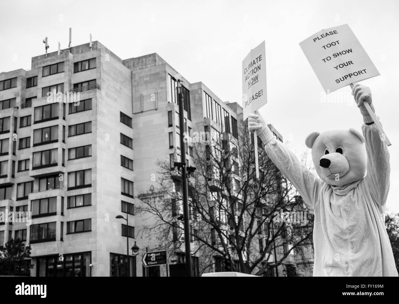 Manifestant habillé comme un ours polaire d'appuyer la campagne contre le changement climatique. tourné durant le climat mars à Londres. Banque D'Images