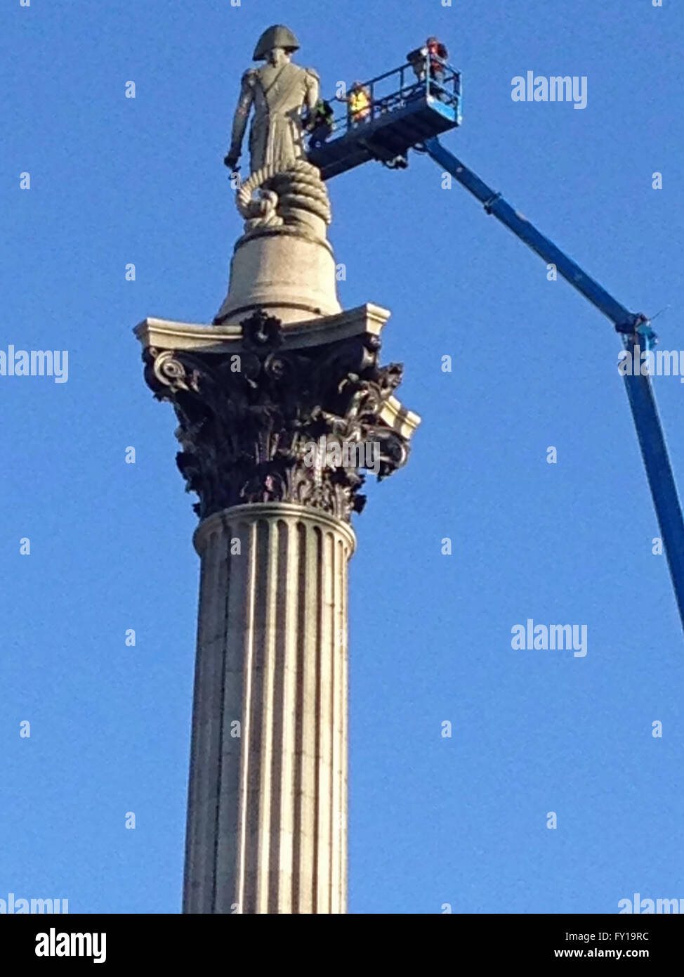 Londres, Royaume-Uni. 19 avril, 2016. Les ingénieurs utilisant une grande grue inspecter la statue de Lord Nelson sur le dessus de la colonne de Trafalgar Square, Londres. La veille, le monument avait été réduite par des militants de Greenpeace qui a mis un masque sur la statue. Credit : Amanda Lewis/Alamy Live News Banque D'Images