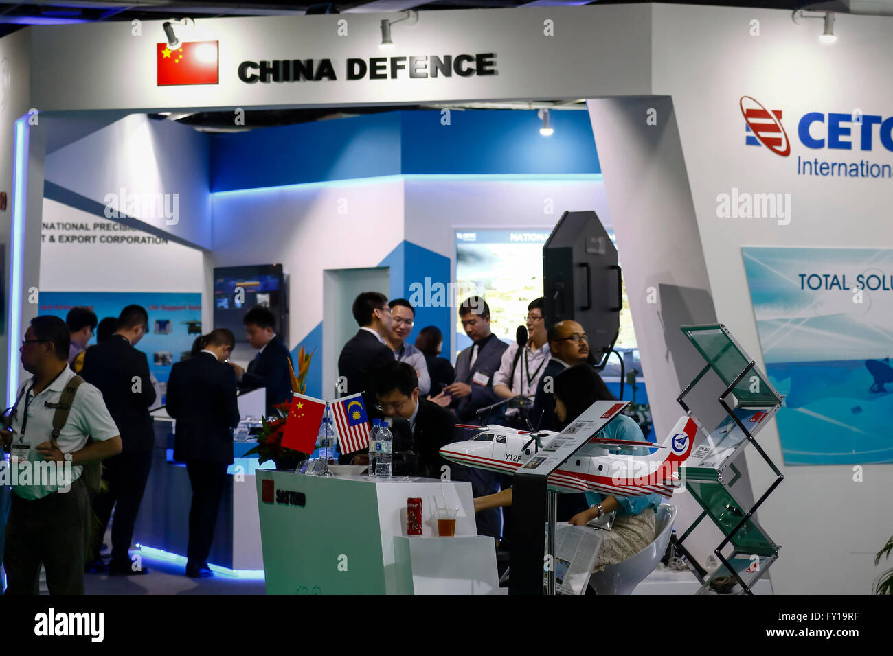 Kuala Lumpur, Malaisie. Apr 19, 2016. Affichage de la Chine pour la vente d'armes militaires à leur stand lors de la défense de la Chine Services Asia 2016 à Kuala Lumpur, Malaisie. Credit : Danny Chan/Alamy Live News. Banque D'Images