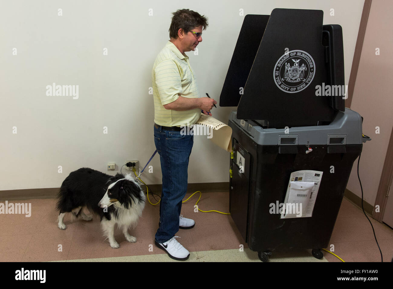 New York, USA. Apr 19, 2016. Un électeur dépose son bulletin de vote dans la région de Manhattan, New York, États-Unis, 19 avril 2016. Les New-yorkais fait la queue pour voter le mardi dans des couleurs primaires presiential dans un état où les deux prétendants démocrates, Hillary Clinton et Bernie Sanders, le républicain et Donald Trump ont des racines. © Muzi Li/Xinhua/Alamy Live News Banque D'Images