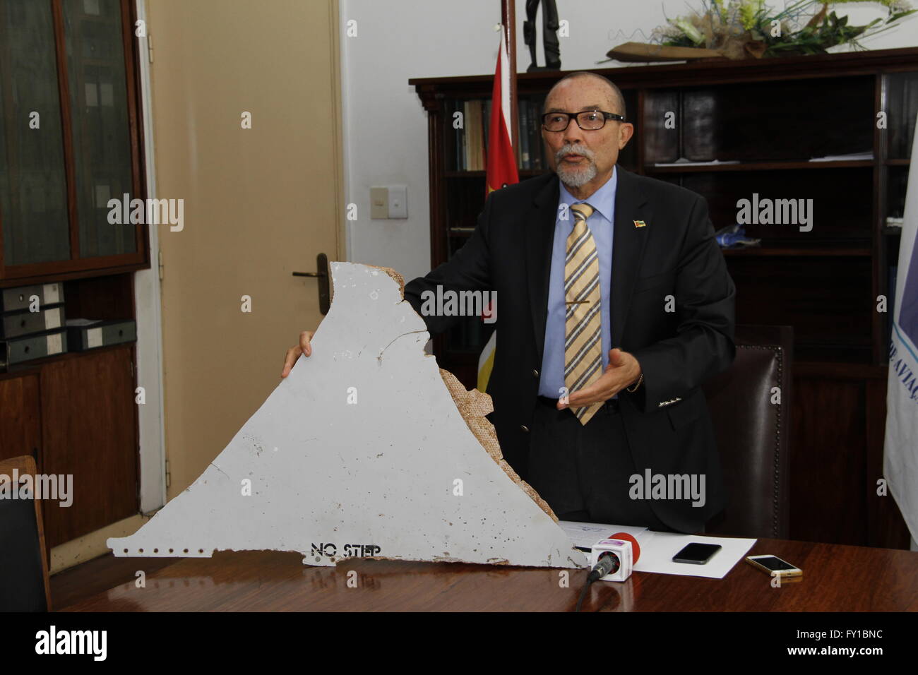 Maputo. 20 avr, 2016. Photo prise le 3 mars 2016 montre Joao de Abreu, directeur de l'Institut national de l'Aviation civile du Mozambique, affichant un morceau d'un avion lors d'une conférence de presse tenue à Maputo, capitale du Mozambique. L'Australian Transport Safety Bureau le 20 avril 2016, a publié un rapport d'examen technique, définitivement dire que les débris trouvés au Mozambique a fait partie de la perte du vol MH370 de Malaysia Airlines. Crédit : Li Xiaopeng/Xinhua/Alamy Live News Banque D'Images