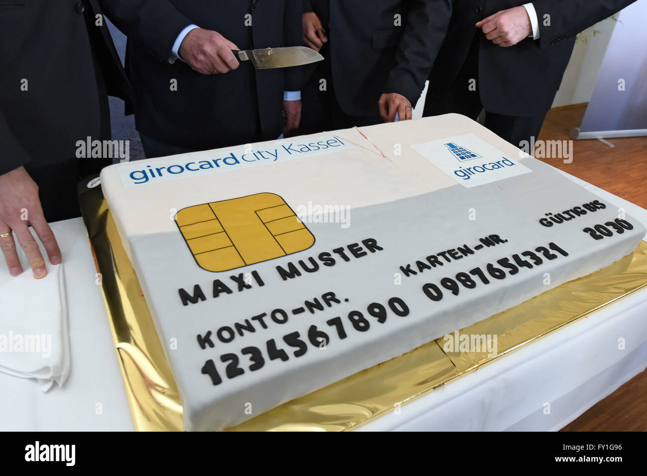 Kassel Allemagne Avr 16 Un Gros Gateau En Forme De La Ville Girocard Est Situe Sur Une Table Lors D Une Conference De Presse A Kassel Allemagne Avril 16 Le Paiement Kassel Allemagne Avr 16 Un Gros Gateau En Forme De La Ville Girocard Est Situe Sur Une Table Lors D Une Conference De Presse A Kassel Allemagne Avril 16 Le Paiement