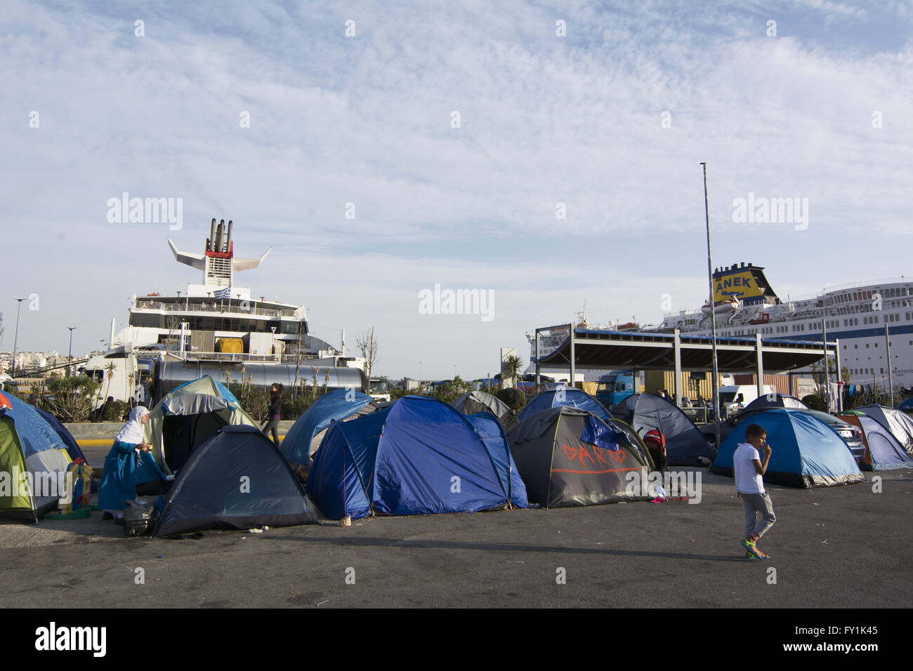 Athènes, Grèce. 20 avr, 2016. Environ 3 300 réfugiés restent au port du Pirée trouver un abri temporaire dans des tentes. Le nombre de réfugiés résidant dans le port a baissé comme beaucoup sont déplacés vers des camps à Attika et le continent. © Nikolas Georgiou/ZUMA/Alamy Fil Live News Banque D'Images