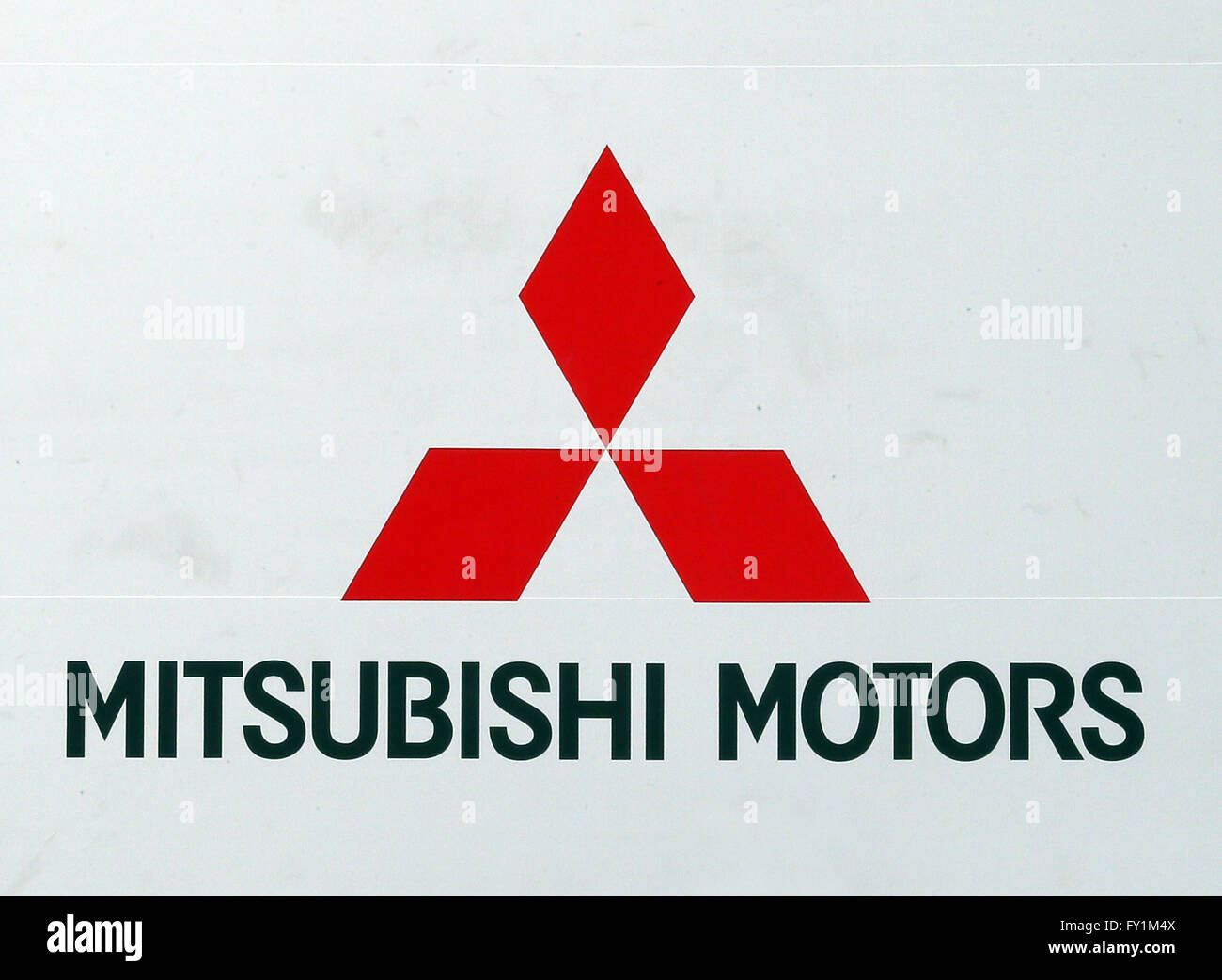 Tokyo, Japon. 20 avr, 2016. Marque de Logo constructeur automobile japonais Mitsubishi Motors (MMC) est affiché au siège de la société à Tokyo le Mercredi, Avril 20, 2016. MMC a dit que 620 000 véhicules produits depuis 2013, la consommation de carburant incorrecte des données. © Yoshio Tsunoda/AFLO/Alamy Live News Banque D'Images
