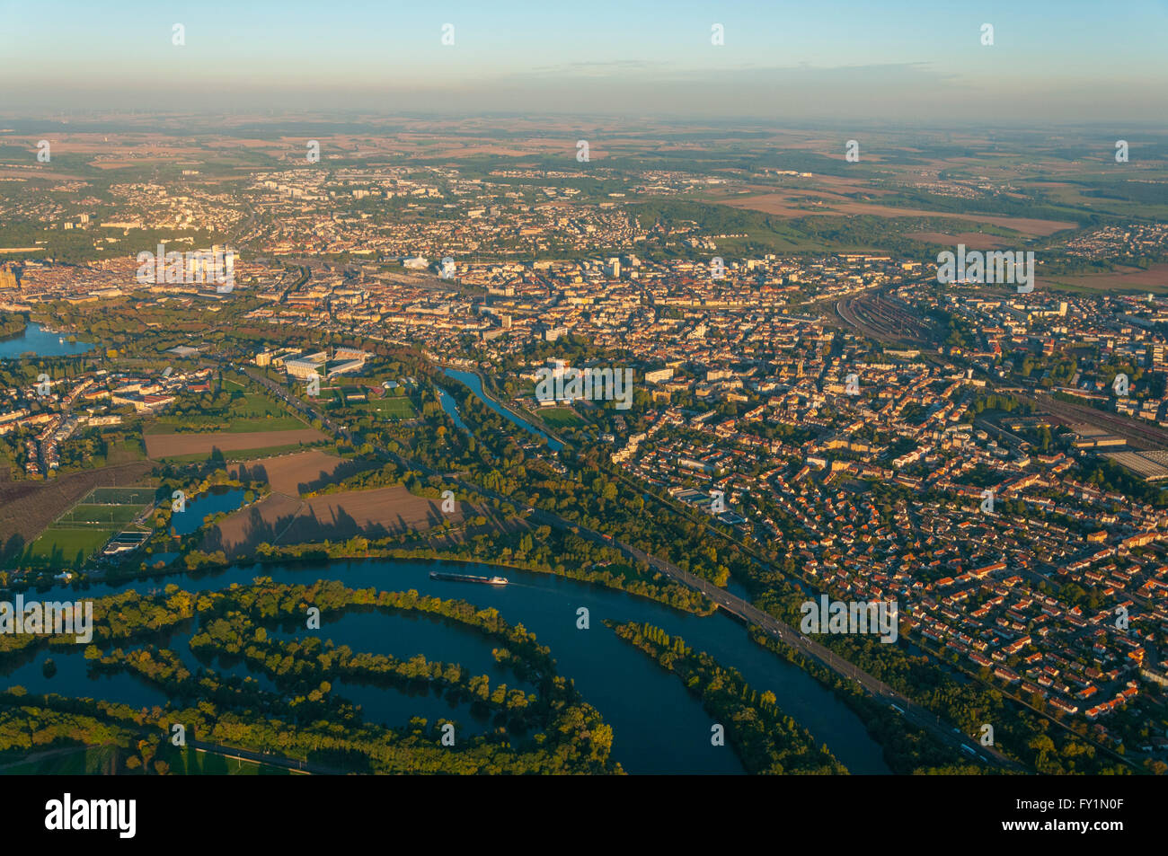 France, Moselle (57), ville de Metz et Moselle (vue aérienne) Banque D'Images