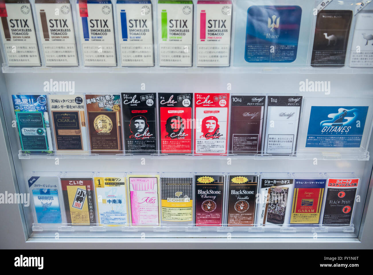 Les paquets de cigarettes des étiquettes en kiosque dans la ville de Tokyo, Japon Banque D'Images