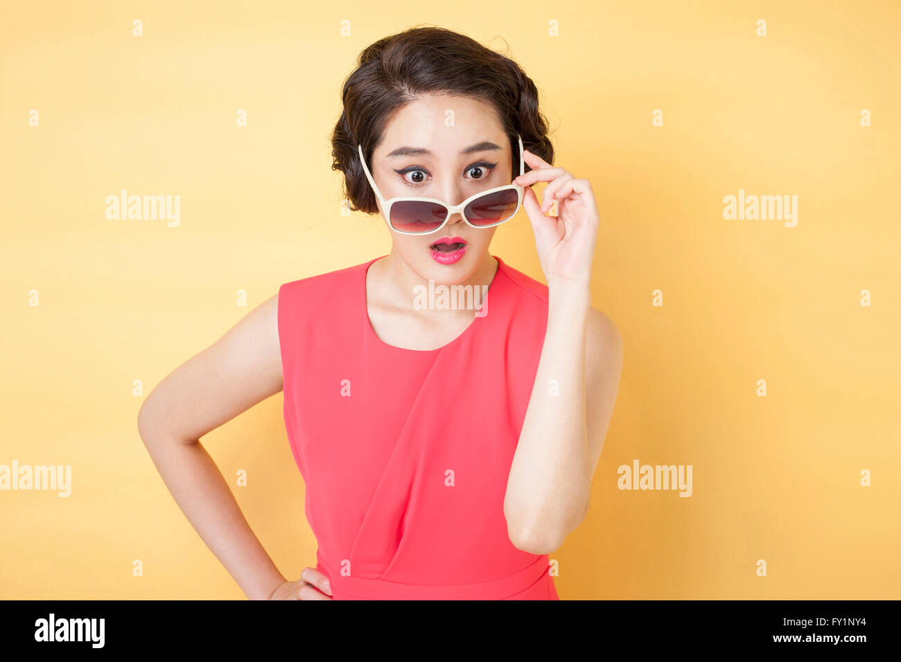 Portrait de jeune femme surprise en style retro Banque D'Images