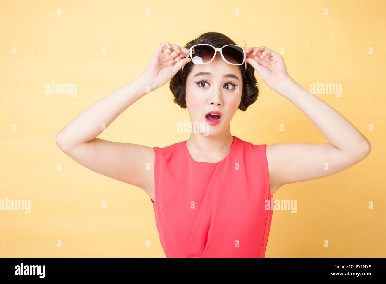 Portrait de jeune femme surprise en style retro Banque D'Images