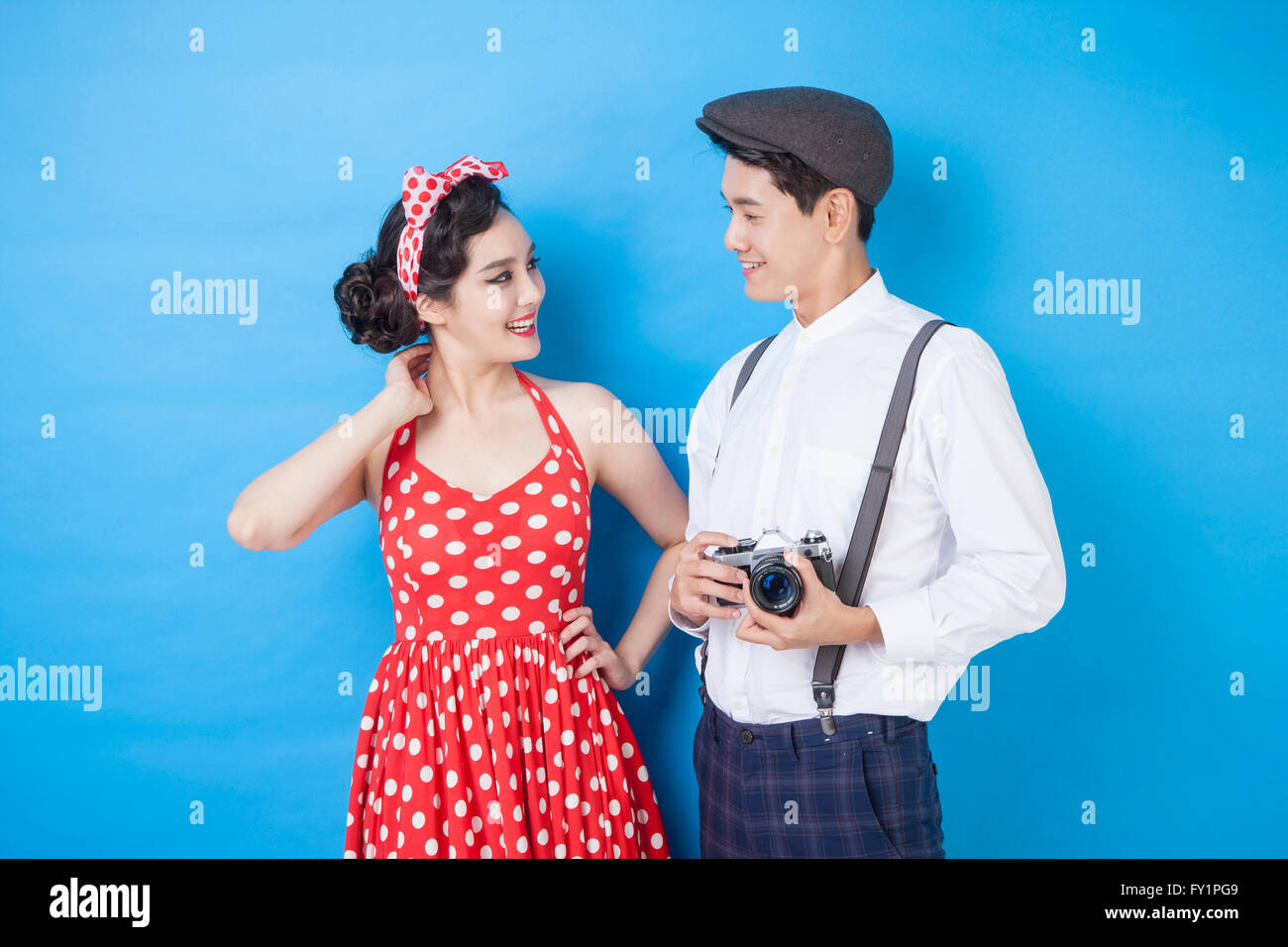 Young smiling woman and young smiling man avec une caméra face à face Banque D'Images