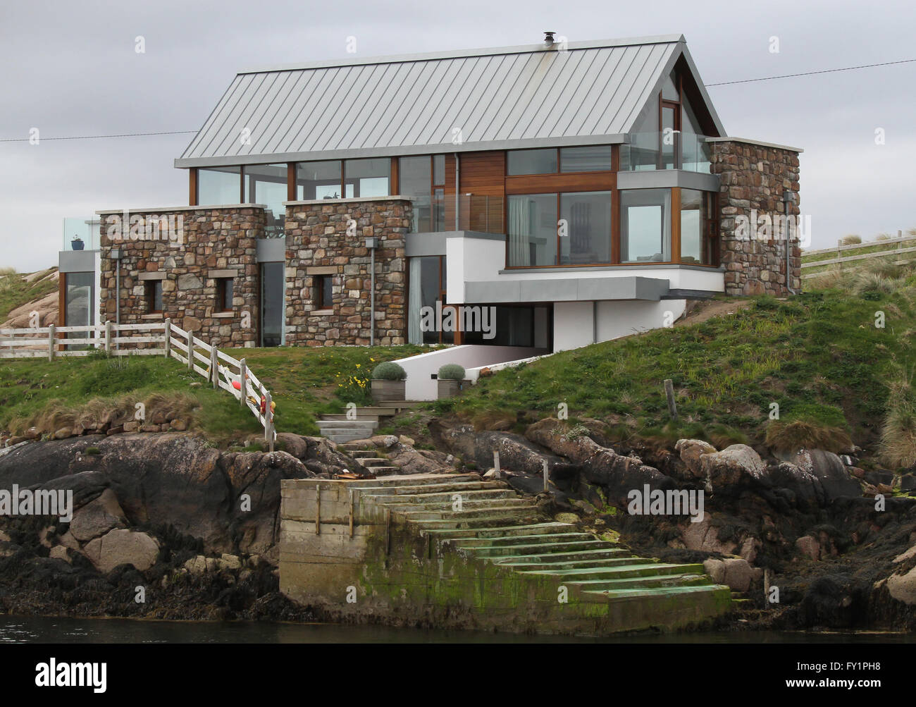 Maison moderne avec de nombreuses marches en pierre de verre donnant sur la  mer à l'Île Rutland près de Burtonport, comté de Donegal, Irlande Photo  Stock - Alamy