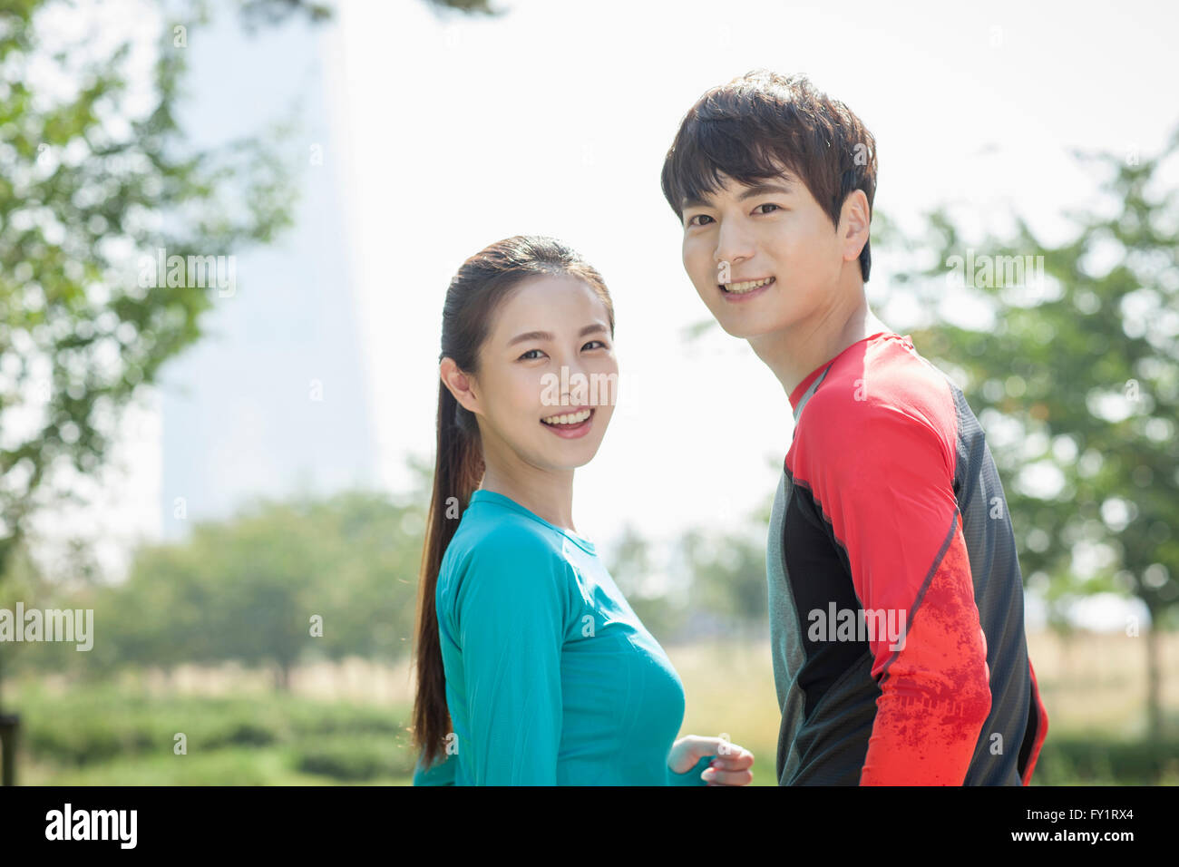 Portrait of young woman at park Banque D'Images