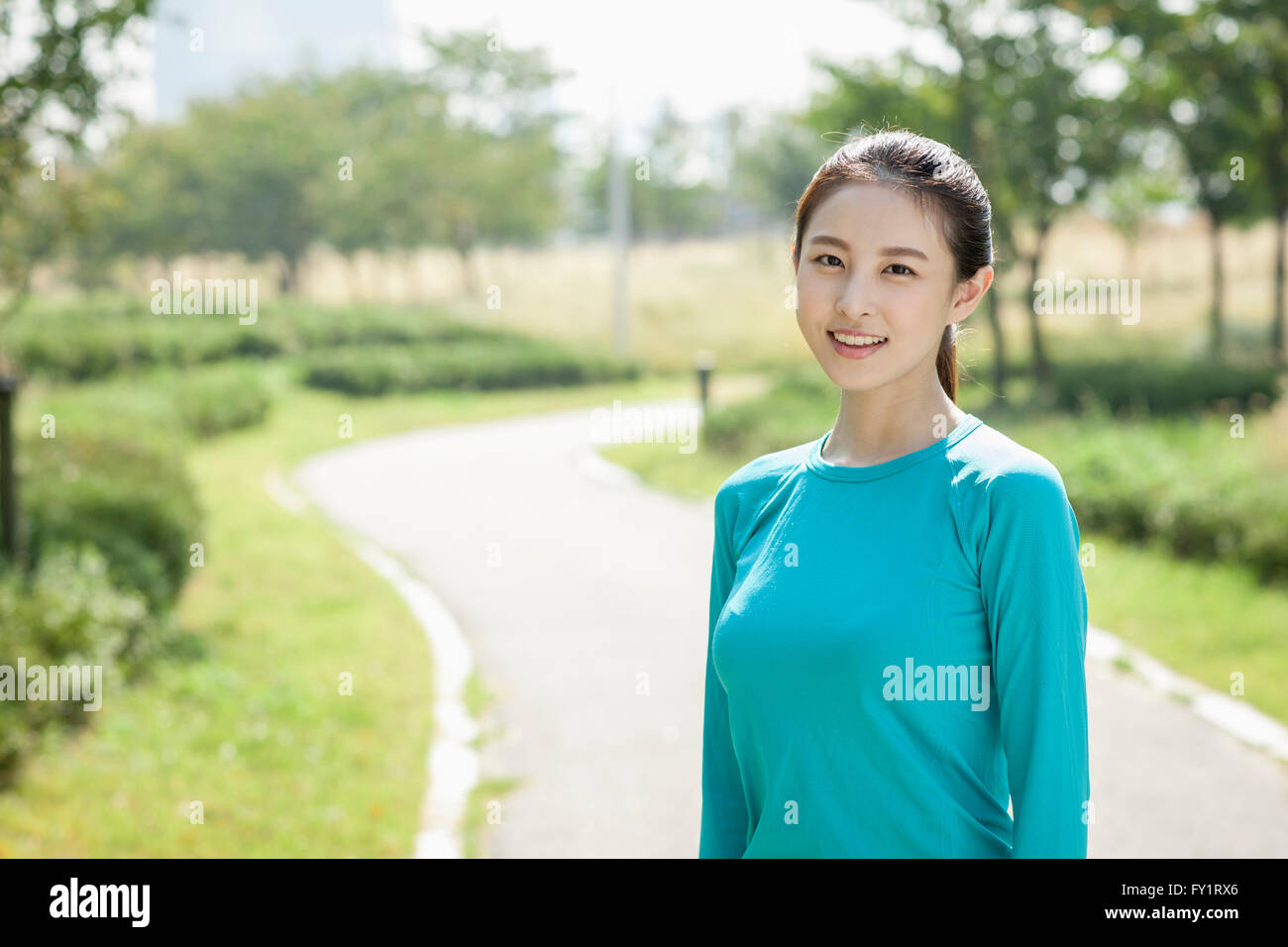 Portrait of young smiling woman at park Banque D'Images
