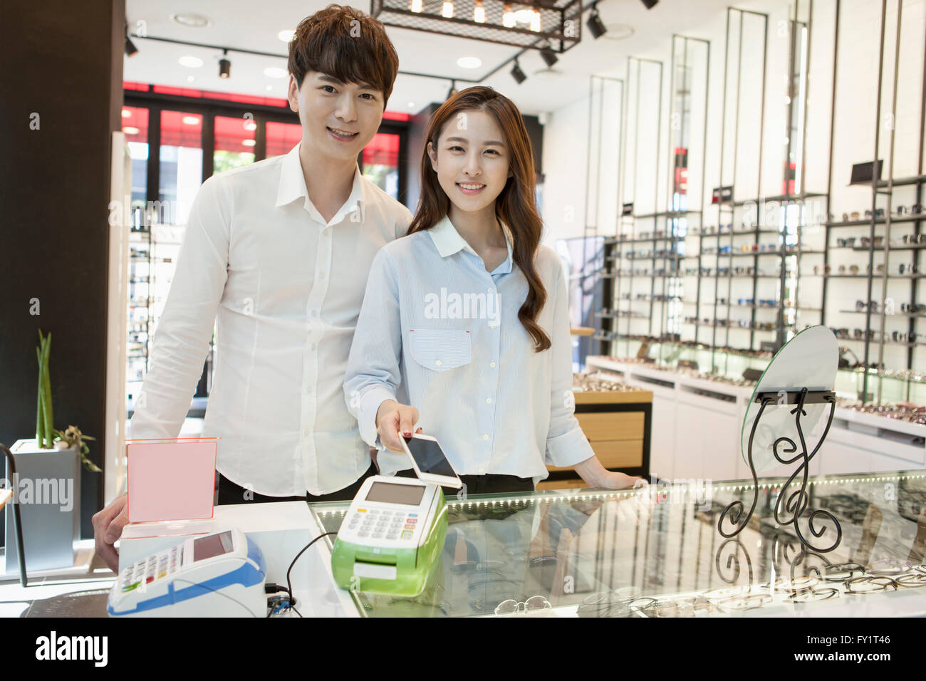 Young woman shopping Banque D'Images