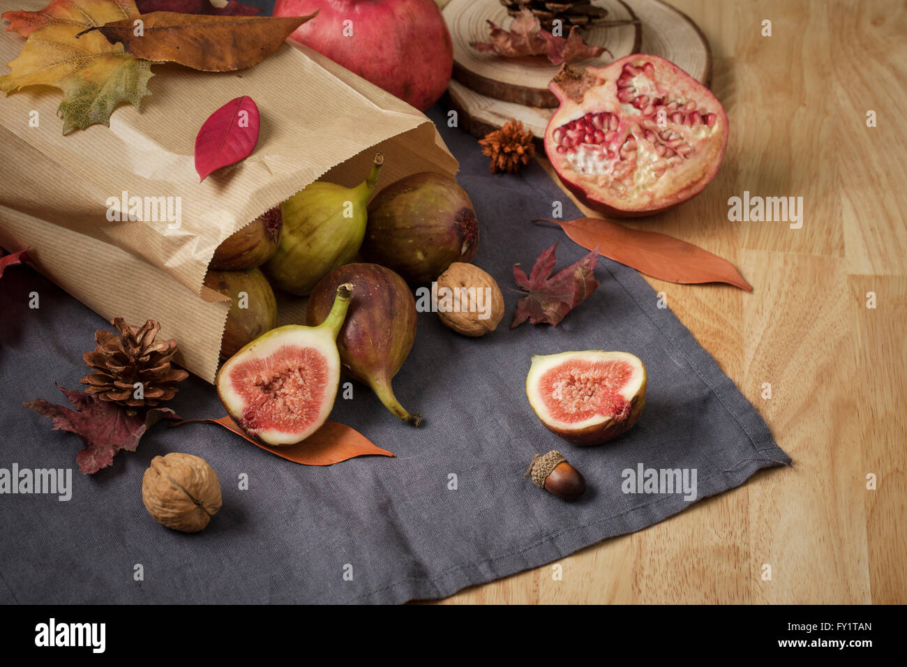 Produits de la ferme à l'automne y compris les figues et les grenades Banque D'Images