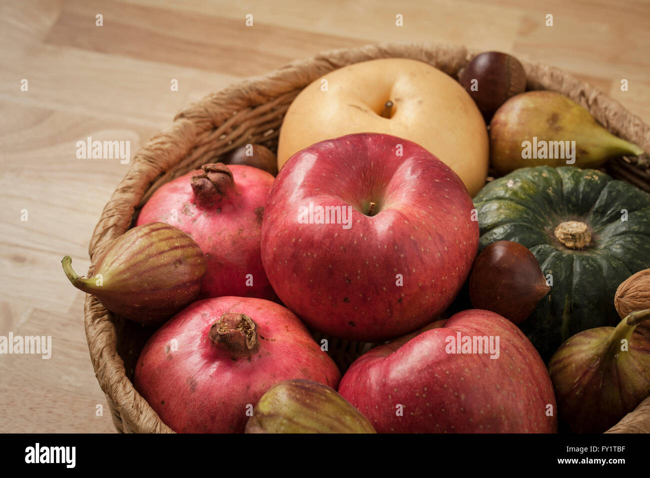 En automne des produits agricoles comme les pommes, poires, figues et citrouille dans un panier Banque D'Images