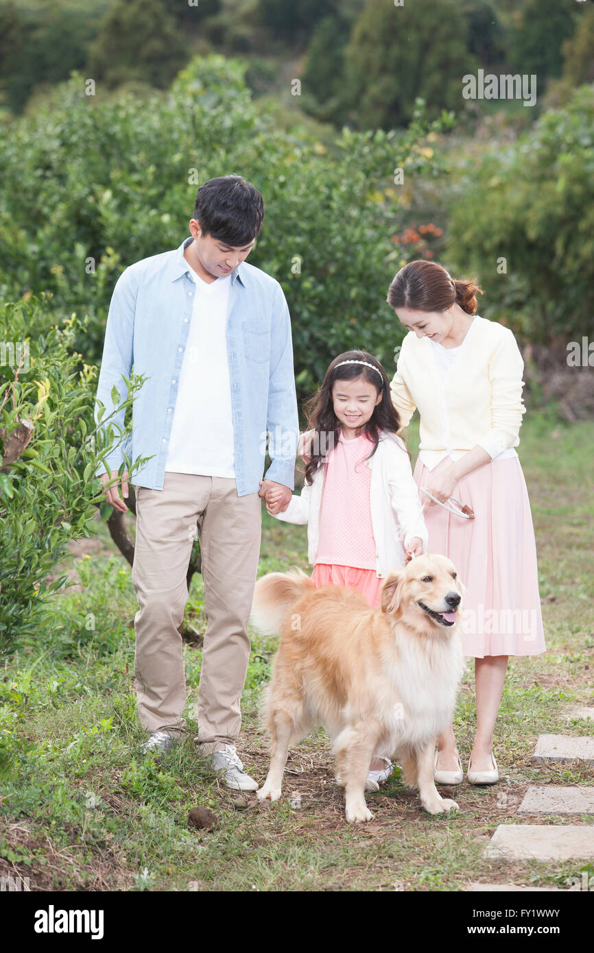 Famille avec un chien à la rubrique représentant la vie rurale toutes à la bas Banque D'Images