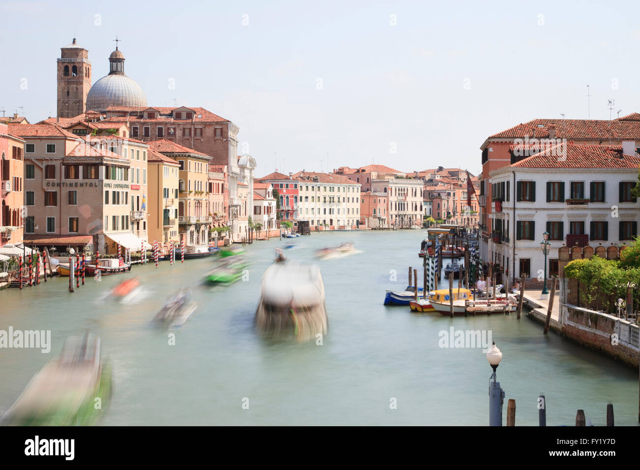 Grand Canal longue exposition à la recherche vers l'église San Geremia, Venise, Italie. Banque D'Images