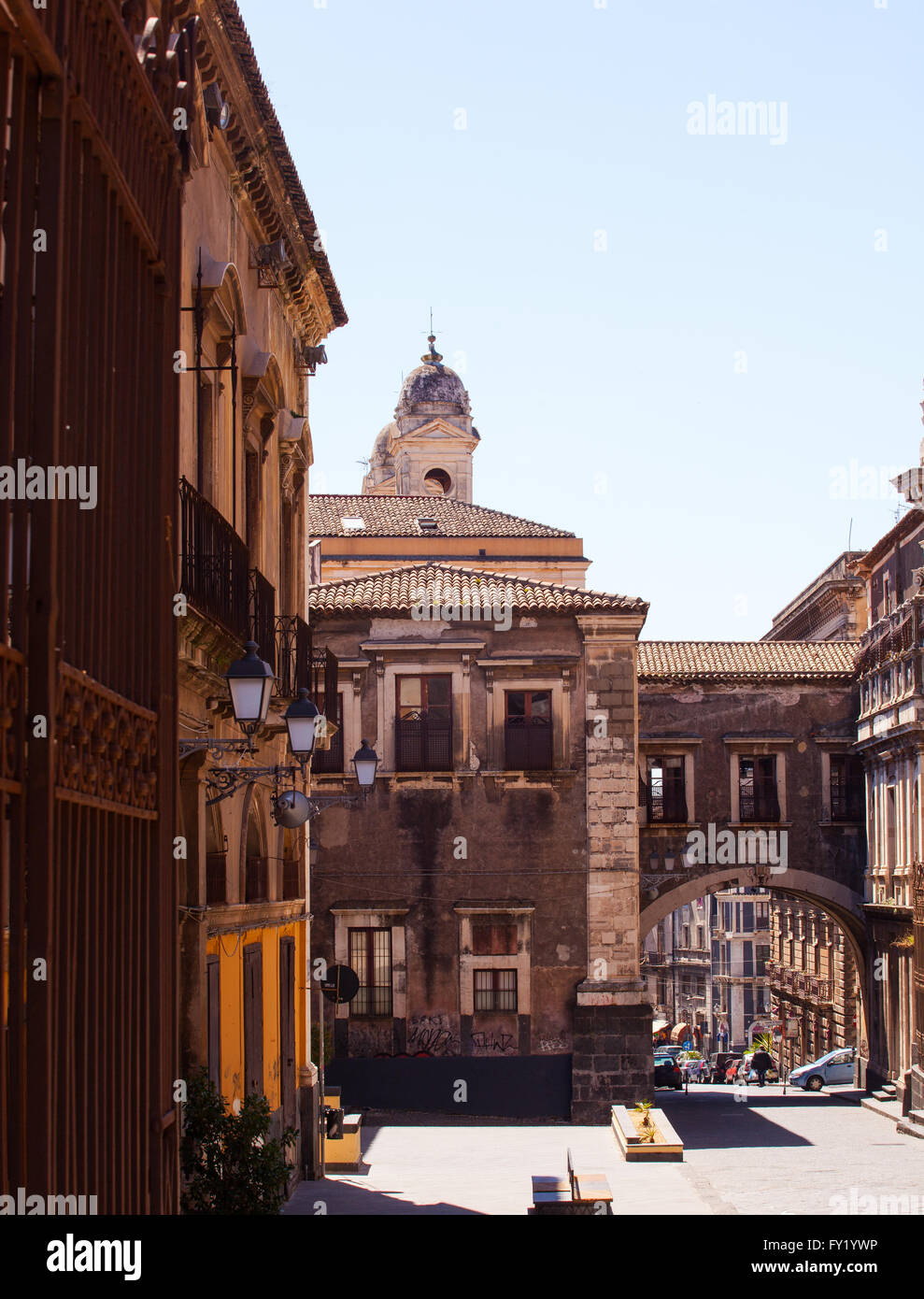Catane, Italie - Mars 31 : Vue sur la Via Dei Crociferi et San Benedetto Arch le 31 mars 2016 Banque D'Images Catane, Italie - Mars 31 : Vue sur la Via Dei Crociferi et San Benedetto Arch le 31 mars 2016 Banque D'Images