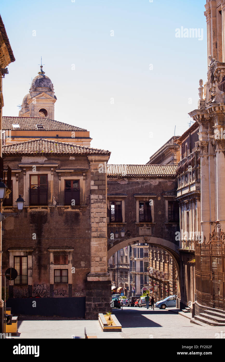Catane, Italie - Mars 31 : Vue sur la Via Dei Crociferi et San Benedetto Arch le 31 mars 2016 Banque D'Images Catane, Italie - Mars 31 : Vue sur la Via Dei Crociferi et San Benedetto Arch le 31 mars 2016 Banque D'Images
