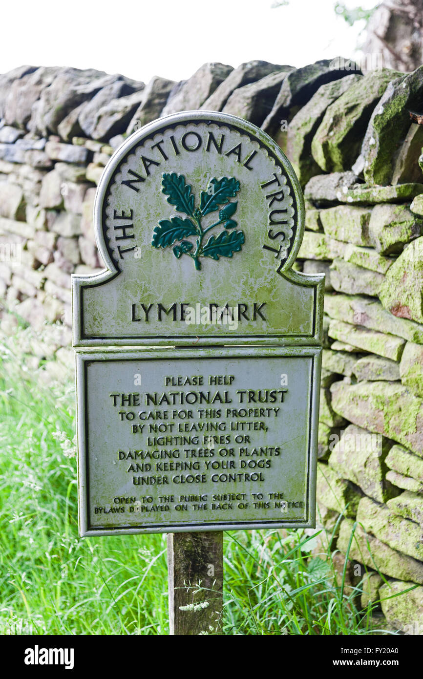 National Trust signe omega à l'entrée de la Lyme Park Estate Cheshire England UK Banque D'Images