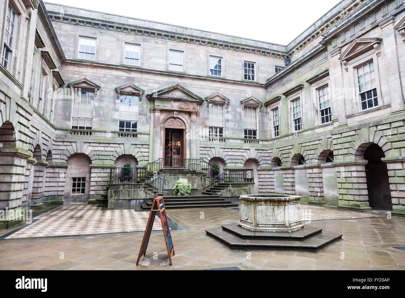 Une cour à l'intérieur de Lyme Park Cheshire England UK Banque D'Images