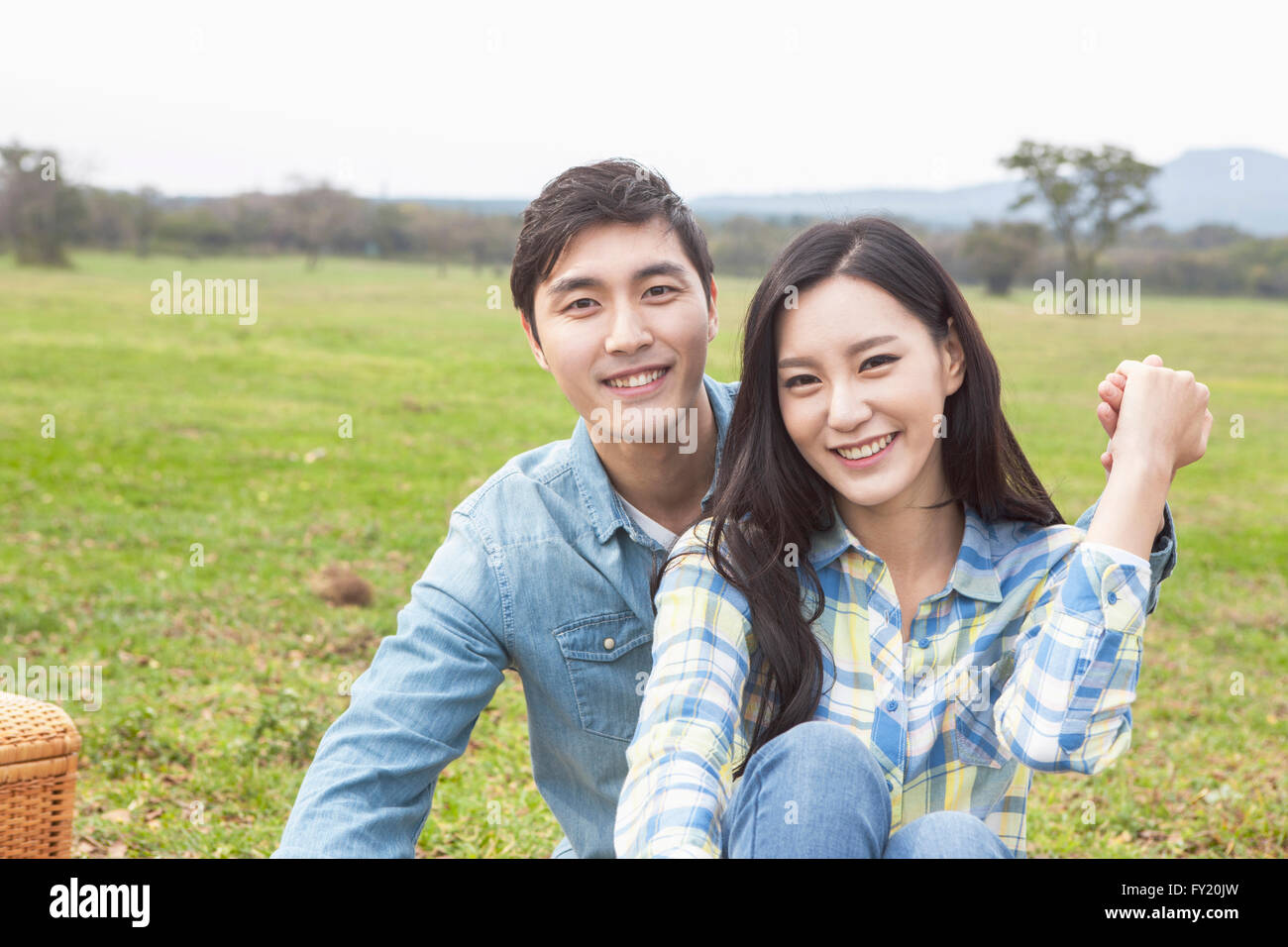 Couple d'être heureux ensemble au green field Banque D'Images