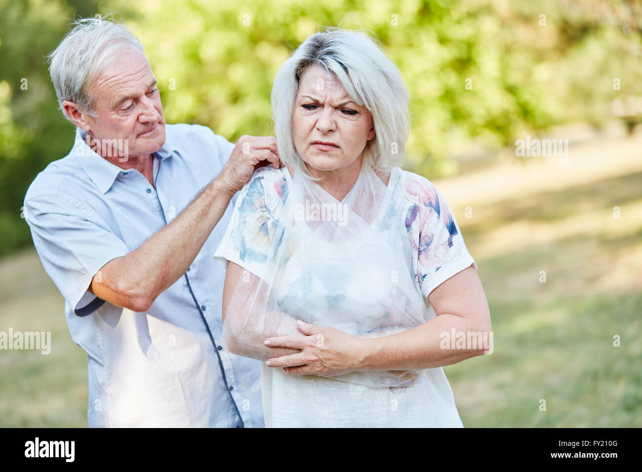 Femme Aîné Avec Le Bras Dans L'élingue Image stock - Image du