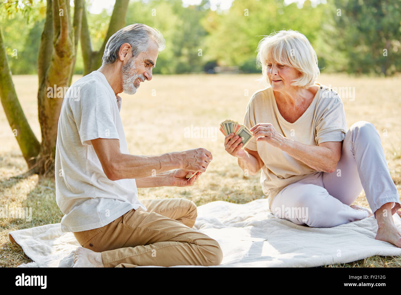 Couple de cartes à jouer ensemble en été dans le jardin Banque D'Images