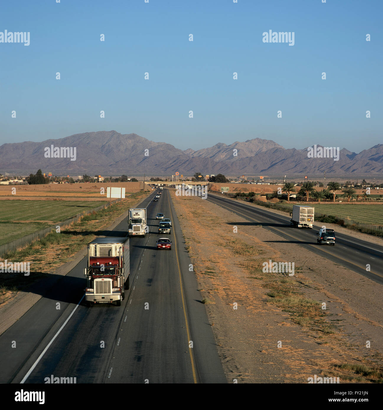 La fin de soirée le trafic sur l'interstate 10, près de Blythe, est de la Californie. En regardant vers les montagnes aux alentours de l'Arizona. Banque D'Images