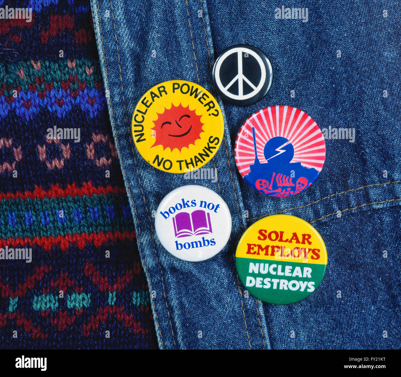 Personne portant des badges anti-nucléaires sur leur veste, y compris un CND symbole et d'un 'smiling sun' badge. Banque D'Images