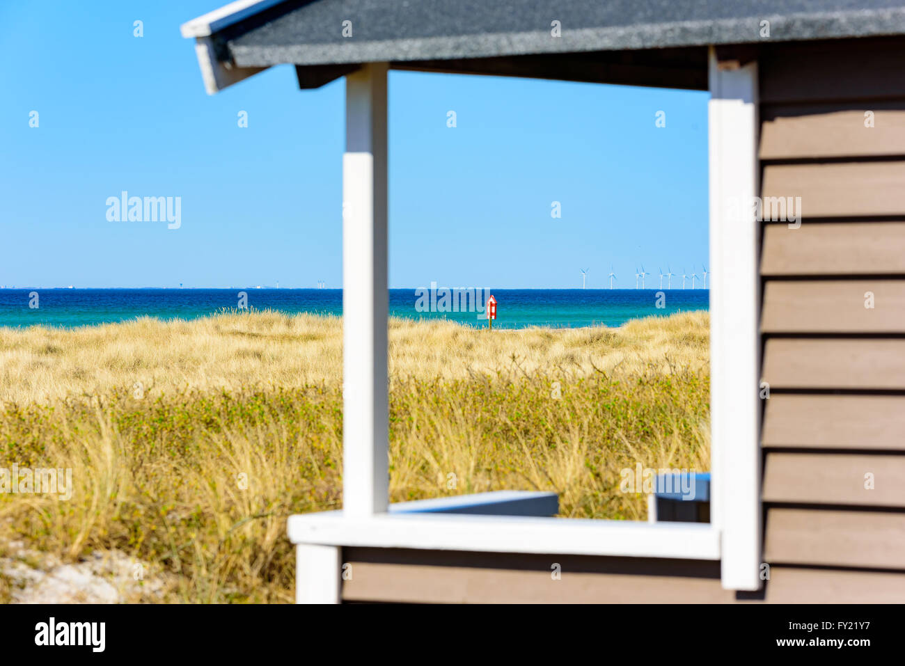 Close up de brun pâle et blanc beach hut ouverture avec l'horizon au-dessus de l'eau au loin. L'accent sur l'horizon et le thi Banque D'Images