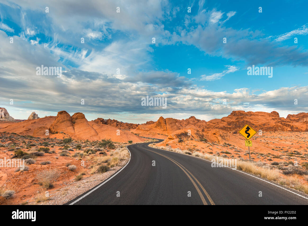 La route serpente à travers des formations de grès, Vallée de Feu Park, Nevada, USA Banque D'Images