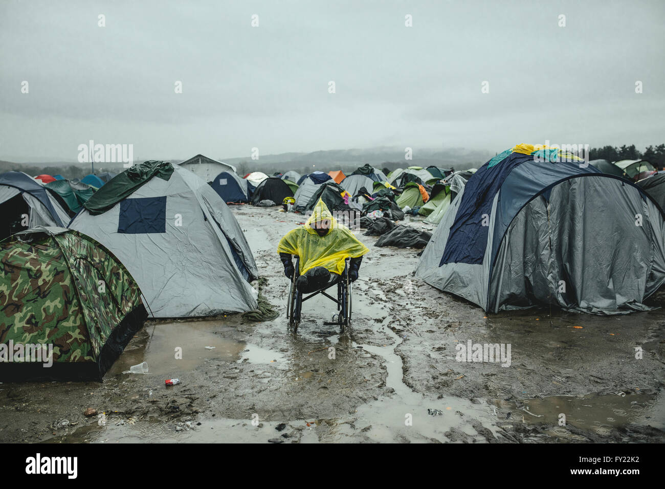 Des réfugiés afghans qui ont perdu les deux jambes dans l'explosion d'une bombe, dans un fauteuil roulant, camp de réfugiés en Idomeni, frontière avec la Macédoine, Grèce Banque D'Images