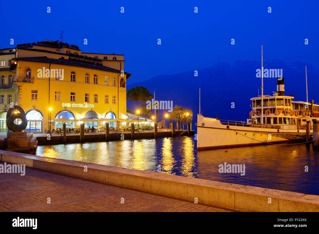 Riva del Garda dans la soirée, le lac de Garde, province du Trentin, Province du Tyrol du Sud, Italie, Europe Banque D'Images