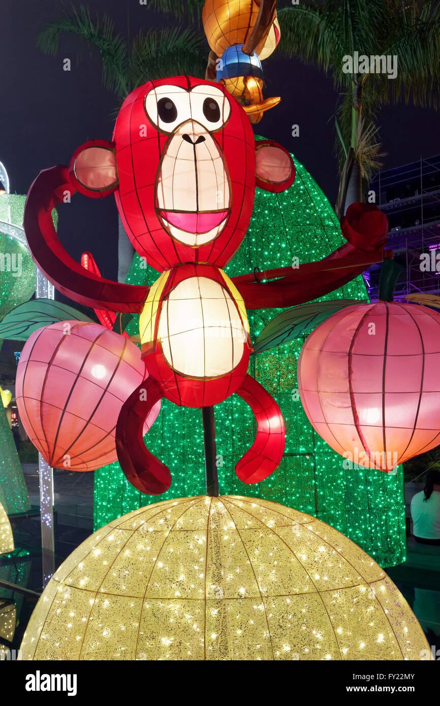La figure de singe comme lanterne, exposition pour l'année chinoise du singe 2016, Tsim Sha Tsui, Kowloon, Hong Kong, Chine Banque D'Images