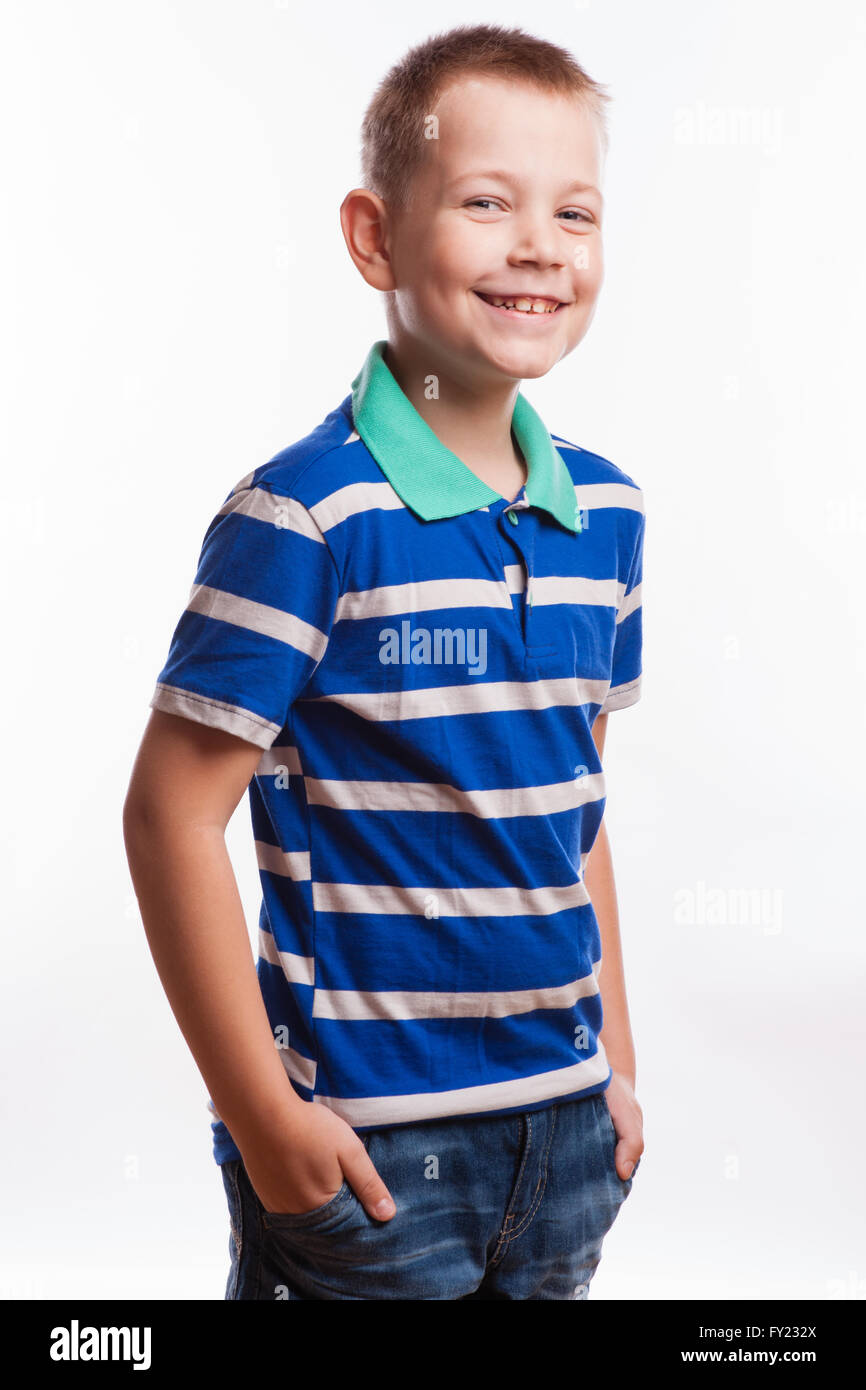 Young pretty boy posing at studio comme un modèle de mode. Photo d'âge préscolaire 7 ans over white background Banque D'Images