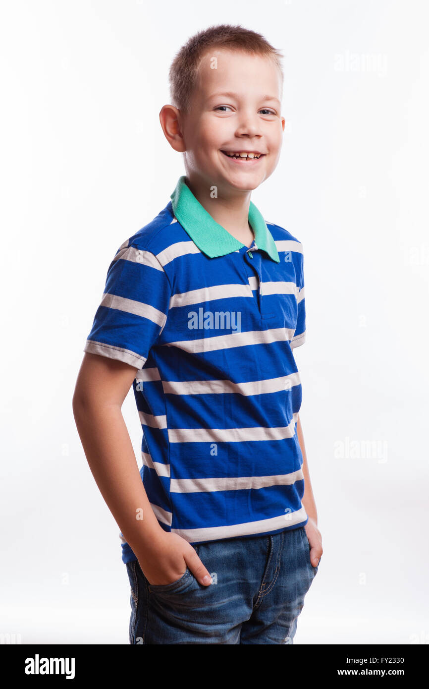 Young pretty boy posing at studio comme un modèle de mode. Photo d'âge préscolaire 7 ans over white background Banque D'Images