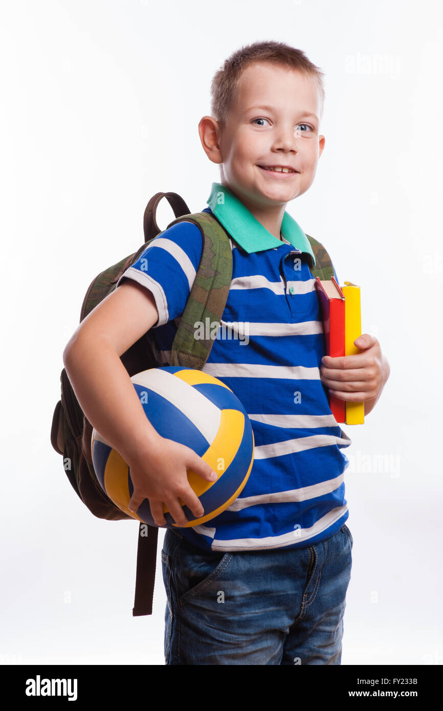Écolier heureux avec sac à dos, ball et livres isolé sur fond blanc Banque D'Images