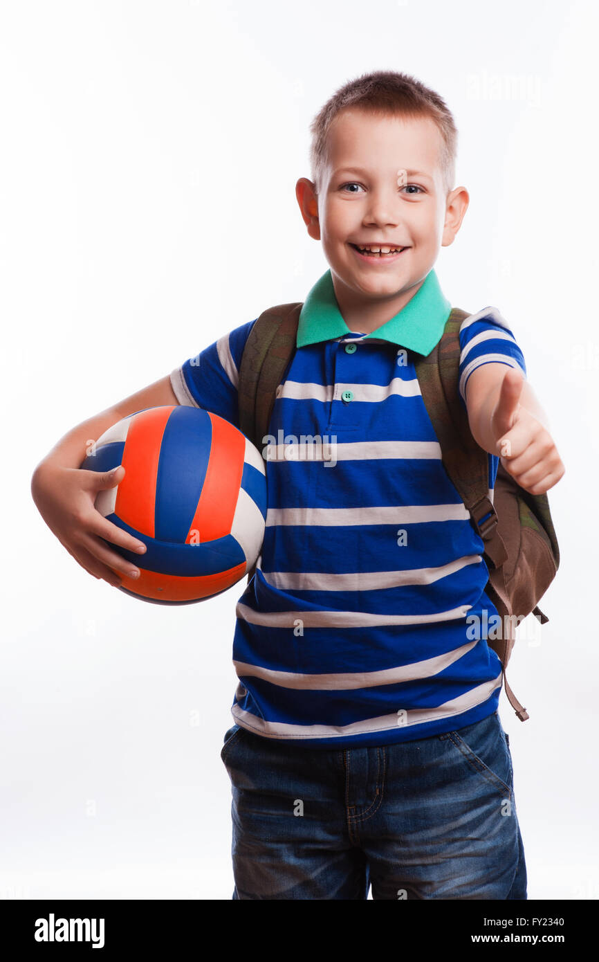 Écolier heureux avec sac à dos et ballon de soccer isolé sur fond blanc Banque D'Images
