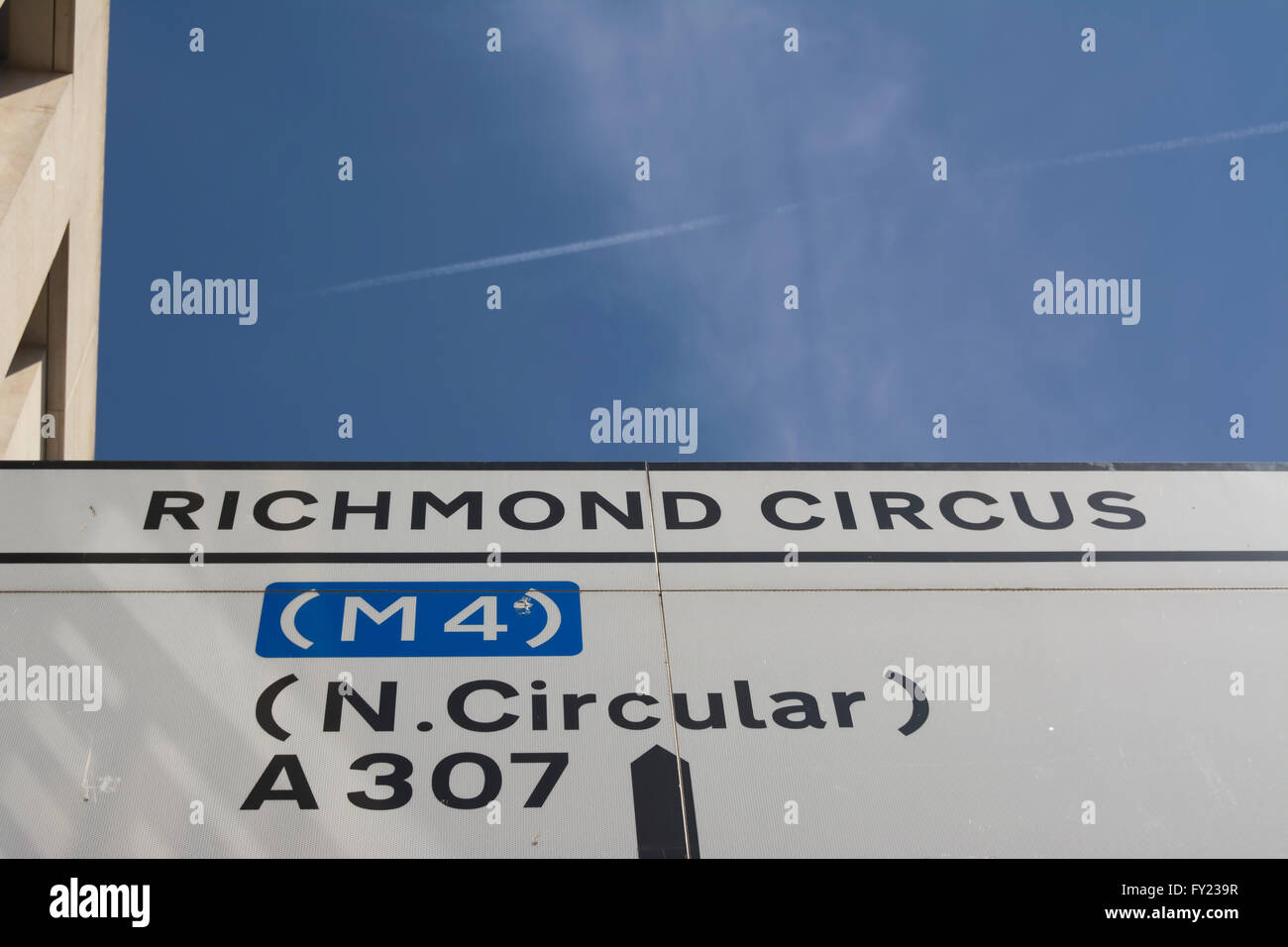 Détail de la signalisation indiquant les itinéraires de cirque de Richmond, Richmond upon Thames, Surrey, Angleterre Banque D'Images